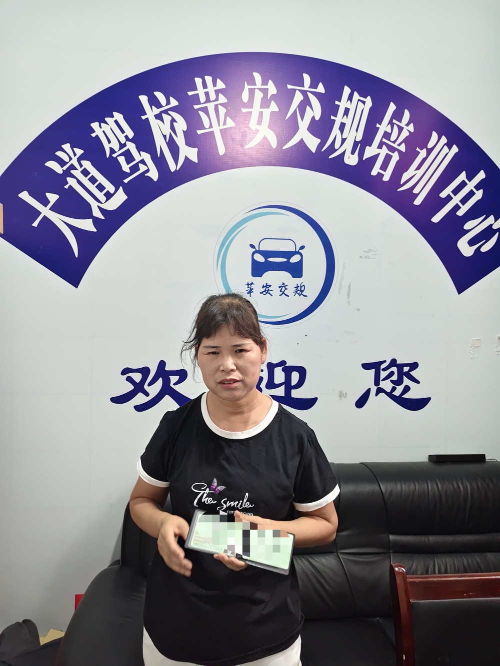 学员拿证合影1