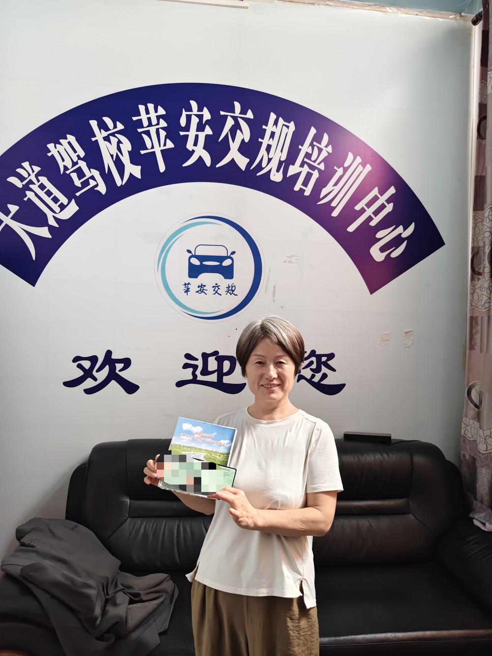 学员拿证合影2