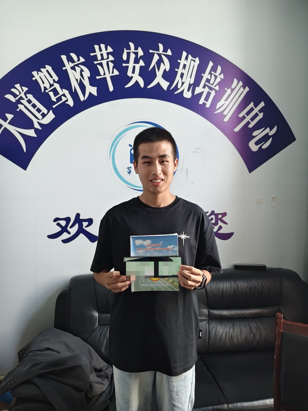 学员拿证合影4