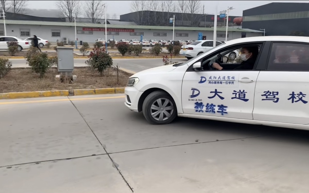 教练车 大道驾校字样