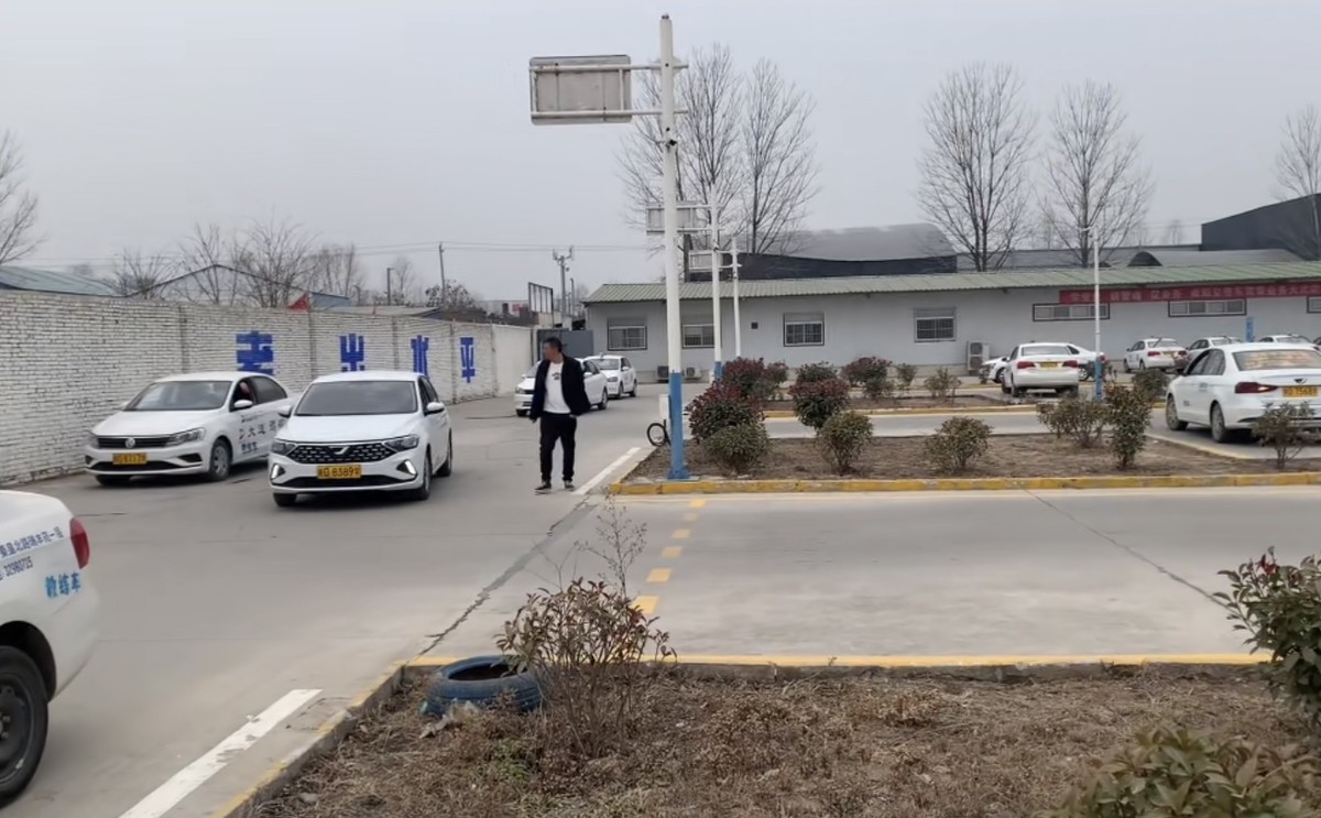 训练场 多辆教练车